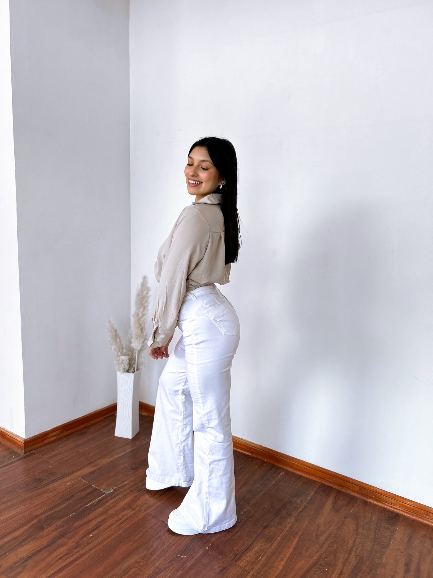 Jeans Flare control abdomen blancos